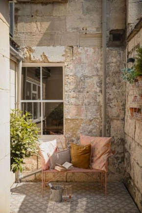 Primrose Cottage - with Private Courtyard & Sun Terrace in Central Bath